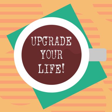 Word metin Upgrade Your Life yazma. İş kavramı için yolunuzu daha zengin ve daha mutlu üst görünüm, içme Kupası ile dolu içecek renk kağıt fotoğraf üzerinde Getting yaşam geliştirmek.