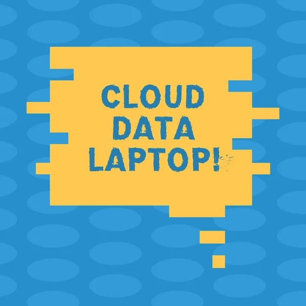 Texto escrito palavra Cloud Data Laptop. Conceito de negócio para datacenter cheio de servidores que está conectado à Internet Blank Color Speech Bubble in Puzzle Piece Shape foto para anúncios de apresentação . — Fotografia de Stock