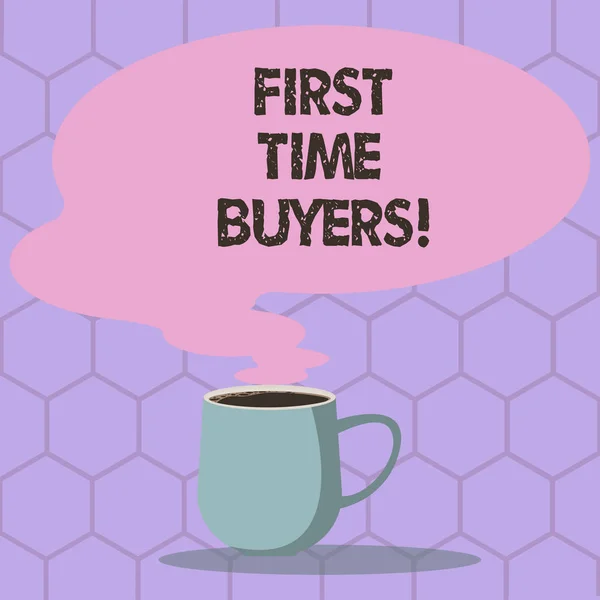 显示首次购房者的概念手写。商业照片文本演示购买的房子或单位谁没有拥有杯热咖啡与空白颜色语音泡泡蒸汽图标. — 图库照片