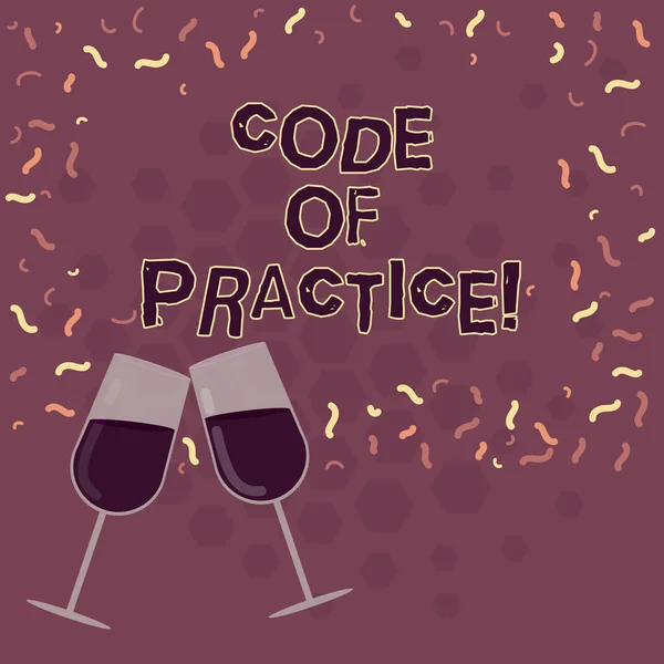 Word Writing Text Code of Practice. Geschäftskonzept für schriftliche Regeln erklärt, wie das Zeigen bestimmter Arbeit gefüllter Weingläser zum Feiern mit verstreutem Konfetti Foto. — Stockfoto