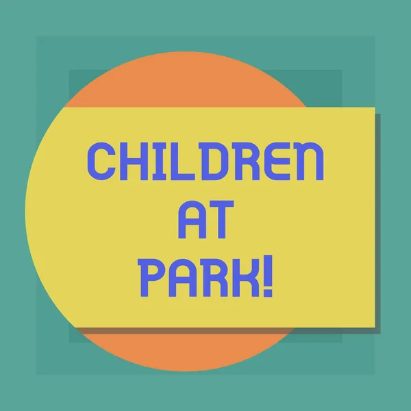 Koncepcyjne w zapasie pismo, Wyświetlono dzieci w parku. Biznes zdjęcie prezentujący miejsce specjalnie zaprojektowany, aby włączyć tam grać dzieci kolor prostokątny kształt z cienia Coming Out z kręgu. — Zdjęcie stockowe