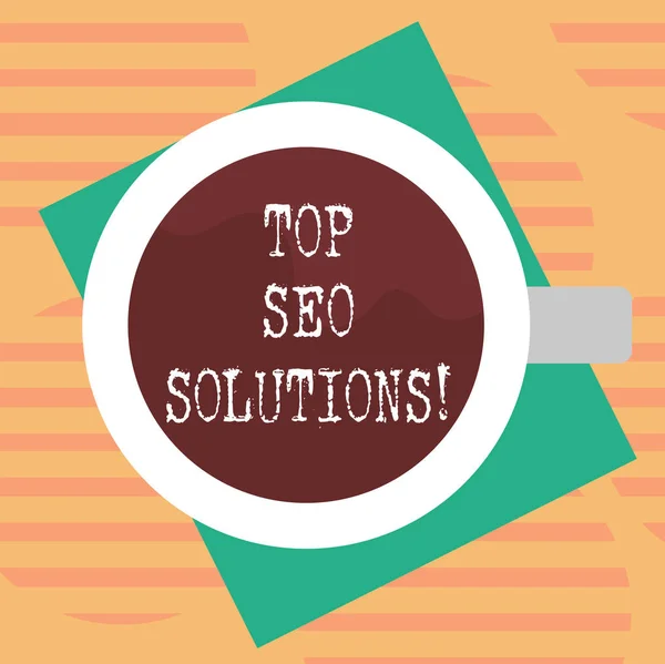 Texto de escritura de palabras Top Seo Solutions. Concepto de negocio para la metodología de técnicas para aumentar la cantidad de visitantes Top View of Drinking Cup Filled with Beverage on Color Paper photo . —  Fotos de Stock