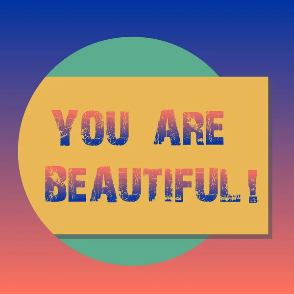 Handgeschreven tekst You Are Beautiful. Begrip betekenis meisje vertelt dat ze heeft mooi van buiten lege rechthoekige vorm van het kleur met schaduw Coming Out van de foto van een cirkel. — Stockfoto