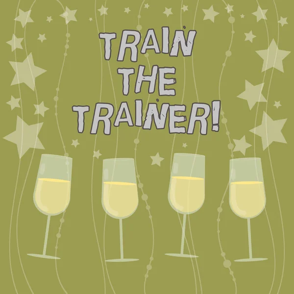 Κείμενο πινακίδα που δείχνει ο προπονητής τρένο. Εννοιολογική φωτογραφία που εντοπίστηκαν να διδάσκω μέντορά του ή να εκπαιδεύσουν άλλους παρακολουθήσουν τάξη γεμάτη κοκτέιλ ποτήρια κρασιού με διάσπαρτα αστέρια ως Stemware κομφετί. — Φωτογραφία Αρχείου