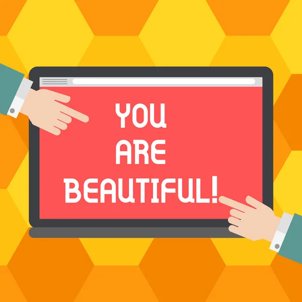 Handgeschreven tekst You Are Beautiful. Begrip betekenis meisje vertelt dat ze heeft mooi van buiten Hu analyse handen van beide kanten wijzen op een lege kleurenscherm voor Tablet. — Stockfoto