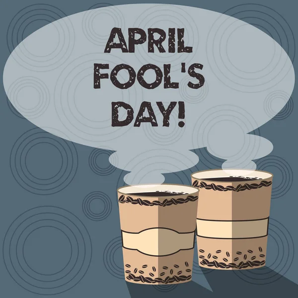 Sinal de texto mostrando April Fool S Is Day. Foto conceitual data fixa que tem ocasião para jogar truques Two To Go Cup com bebida e ícone de vapor em branco Speech Bubble foto . — Fotografia de Stock