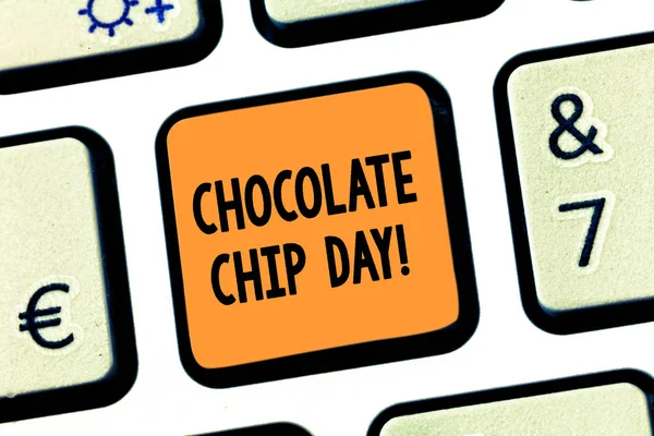 Escritura a mano conceptual que muestra el Día del Chocolate Chip. Fecha de texto de foto de negocios para disfrutar de sabrosos trozos de choco en sus cookies Teclado clave Intención de crear una idea de mensaje de ordenador . —  Fotos de Stock