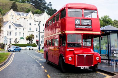 Birmingham, İngiltere - Mart 2018 kırmızı çift katlı otobüs döken bekleyen boş konuşlanmış gezi için. Beyaz butik otel duruyor. İki araba binanın infront geçirerek.