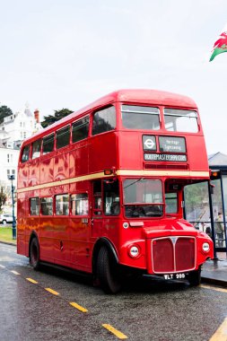 Birmingham, İngiltere - Mart 2018 kırmızı boş çift katlı otobüs döken bekleyen yanında park Touring için. Sarı kırık çizgi sokakta boyalı. İki katlı genel araç toplu taşıma için.