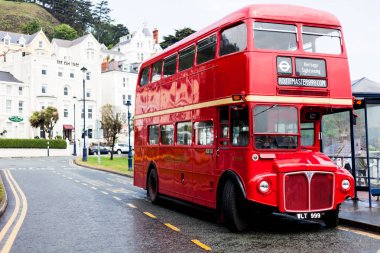 Birmingham, İngiltere - Mart 2018 kırmızı çift katlı otobüs kullanılmış için toplu gezi ulaşım bekleyen boş döken duruyor. Bozulmamış beyaz Victorian tarzı Boutique Hotel arka.