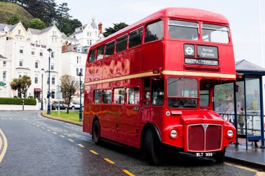 Birmingham, İngiltere - Mart 2018 kırmızı çift katlı otobüs gezi ve tur kitle için bekleyen boş döken konuşlu olduğunu. Victoria tarzı beyaz oda ve kahvaltı oteli zemin olarak.