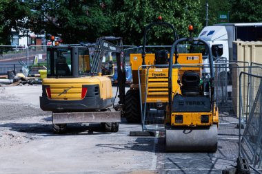 Birmingham, İngiltere - Mart 2018 sivil Kiralık zemin ekipman aktivitesinden dinlenme tesisleri. İnşaat makine araç yol kenarında park etmiş. Kullanışlı Metal tel çit kullanılmak üzere bekliyor.