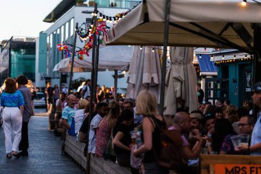 Brighton, İngiltere - Haziran 2018 Diners Fitzherberts Pub Kuzey Lane Bölgesi İngiltere İngiltere dışında toplama. Banklar Gıda için bekleyen oturan kadın ve erkek üzerinde yoğun bir gün hizmet için.