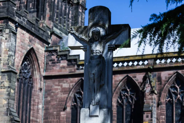 BIRMINGHAM, Reino Unido - Março de 2018 O memorial de Cristo na Guerra da Cruz em St. Peters Garden Wolverhampton England. Escultura desgastada de crucifixo feito de pedra em pé no pátio . — Fotografia de Stock