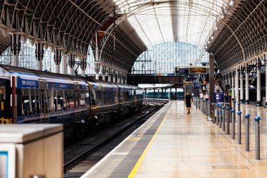Birmingham, İngiltere - Mart 2018 Paddington Metro İstasyonu'na İngiltere'de. Demiryolu vagonu Commuters gelmesi bekleniyor. Ferforje Tasarım kemerli çatı ve sütunları ayrıntılı.