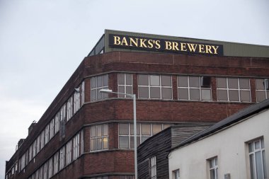 Birmingham, İngiltere - Mart 2018 tuğla cephe ile eski dağınık fabrika binası. Yıpranmış yapısının görüş açısı. İş adı tabela kurulması üzerine büyük kalın harflerle.