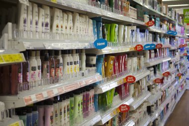 Birmingham, İngiltere - Mart 2018 Asda farklı kişisel bakım hijyen ürünleri süpermarkette. Kırmızı Etiketler sağlık seçili öğeler üzerinde indirim. Beyaz raf görüş açısı çeşitli tuvalet.