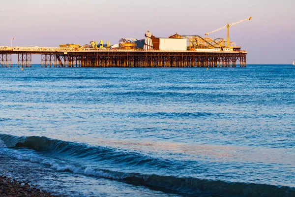 Brighton, İngiltere - Haziran 2018 Brighton Palace Pier su üzerinde yapısal kirişler üzerinde duran İngiltere'de. Harbor ıslah alan ünlü eğlence parkı. Tatil eğlenceli hedef fikirler.