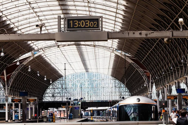 BIRMINGHAM, Reino Unido - Marzo de 2018 Paddington Underground Station England. Diseño de hierro intrincado en el techo y las columnas arqueadas. Tren esperando a los pasajeros. Reloj digital en tiempo militar . — Foto de Stock