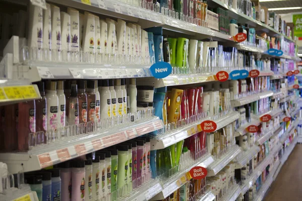 Birmingham, İngiltere - Mart 2018 Asda farklı kişisel bakım hijyen ürünleri süpermarkette. Kırmızı Etiketler sağlık seçili öğeler üzerinde indirim. Beyaz raf görüş açısı çeşitli tuvalet.