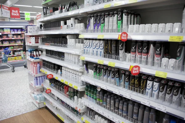 Birmingham, İngiltere - Mart 2018 Asda farklı Roll üzerine, sprey ve süpermarket raflarında krem Deodorant. Kırmızı geri seçili ürün üzerinde Etiketler. Terlemeyi önleyici vücut koku ter için perakende.