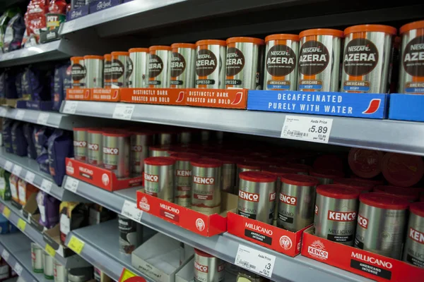 Birmingham, İngiltere - kafeinsiz kahve ve Espresso kahve Mart 2018 görüş Asda açısı raflarda. Kutuları markasına göre düzenlenen ürün. Anlık toz ve granül kapaklı kap içinde