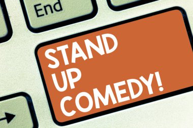 Kavramsal el komedi Stand Up gösterilen yazma. Komedyen performans gösteren canlı seyirci klavye tuşu bilgisayar ileti fikir oluşturmak için niyet önünde konuşan vitrine iş fotoğraf.