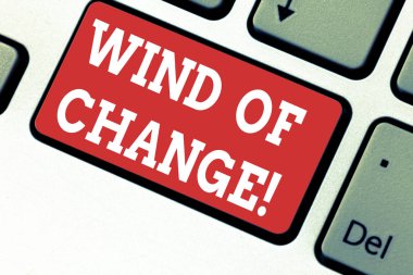 El yazısı metin Rüzgar Of Change yazma. İşleri farklı şekilde klavye tuşuna basarak tuş takımı fikir bilgisayar ileti oluşturmak için niyet büyüyen değiştirme zaman anlam kavramı.