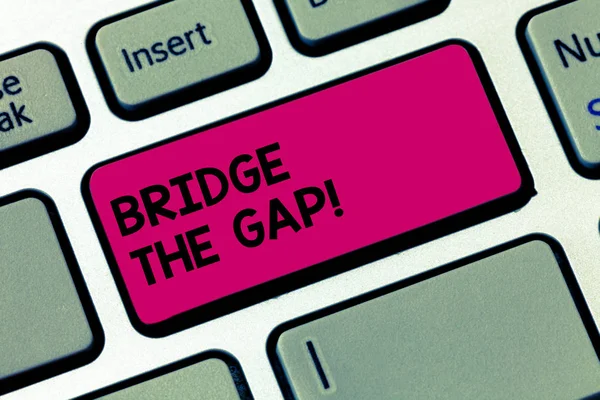 Programu Word, pisanie tekstu most Gap. Koncepcja biznesowa dla pokonać klawisz na klawiaturze inicjacji odwagę wyzwanie przeszkód zamiar utworzyć wiadomość komputer naciskając klawisz klawiatury, pomysł. — Zdjęcie stockowe