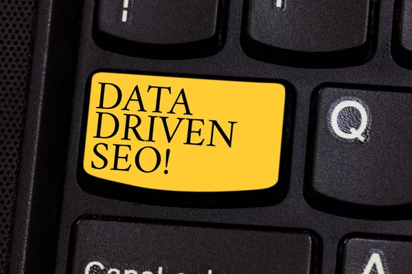 Word tekst Data Driven Seo schrijven. Businessconcept voor zoekmachine optimalisatie strategieën website marketing toets op het toetsenbord te willen maken van computer bericht op idee van het toetsenbord te drukken. — Stockfoto