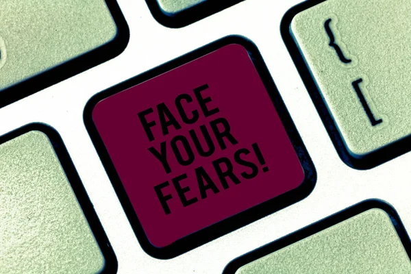 El yazısı metin yüz Your Fears. Kavram anksiyete üstesinden gelmek için cesaret var anlam cesur korkusuz klavye tuşuna basarak tuş takımı fikir bilgisayar ileti oluşturmak için niyet olması. — Stok fotoğraf