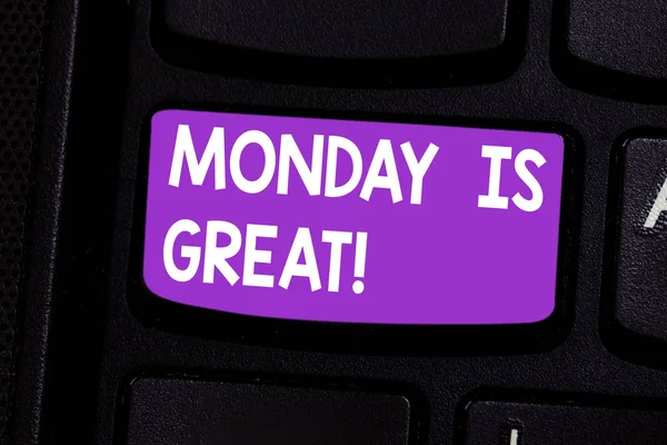 Написать записку, показывающую понедельник это здорово. Отличный первый день недели Хорошая рутинная клавиша Вдохновение Клавиатура Намерение создать компьютерные сообщения нажатием клавиатуры идея . — стоковое фото