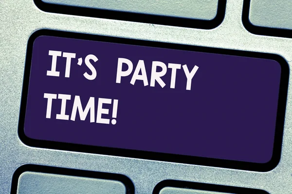 Schrijven van notitie weergegeven: It S Party Time. Zakelijke foto presentatie van de juiste moment om te vieren veel plezier doen om een disco dansen toets op het toetsenbord te willen maken van computer bericht op idee van het toetsenbord te drukken. — Stockfoto