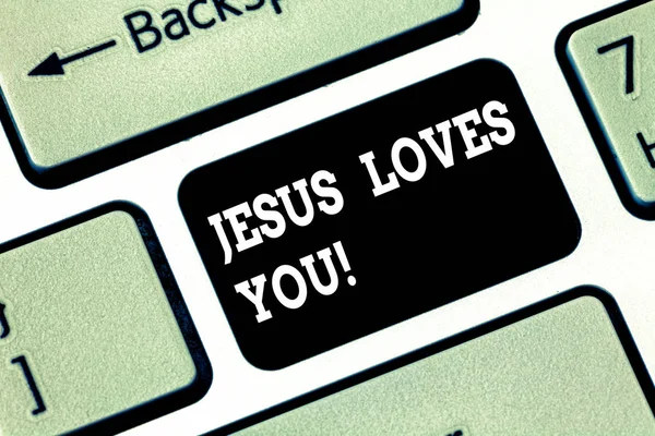 A kézírás szöveg írás Jézus szeret téged. Koncepció, ami azt jelenti, az Úr, hisz a hit vallási bizonyítja billentyű szándékát, hogy hozzon létre a számítógép üzenetet, nyomja meg a billentyűzet ötlet. — Stock Fotó