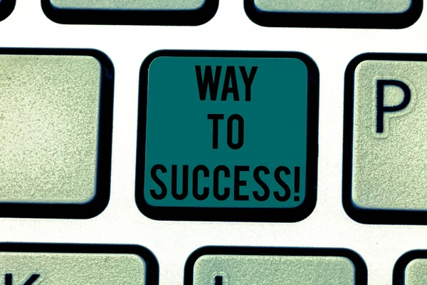 Conceptuele hand schrijven tonen de weg naar succes. Zakelijke foto tekst op het juiste pad naar het succesvol bereiken van doelen dromen toets op het toetsenbord te willen maken van computer bericht idee. — Stockfoto