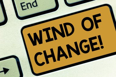 Metin işareti Rüzgar Of Change gösterilen. Farklı bir şekilde klavye tuşuna basarak tuş takımı fikir bilgisayar ileti oluşturmak için niyet işleri büyütmeye kavramsal fotoğraf değiştirme zaman.