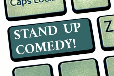 El yazısı metin komedi Stand Up. Komedyen performans gösteren canlı seyirci klavye tuşuna basarak tuş takımı fikir bilgisayar ileti oluşturmak için niyet önünde konuşan anlam kavramı.