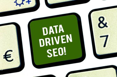 Veri odaklı Seo gösterilen not yazma. Klavye tuşuna basarak tuş takımı fikir bilgisayar ileti oluşturmak için niyet pazarlama arama motoru optimizasyonu stratejileri Web sitesi vitrine iş fotoğraf.