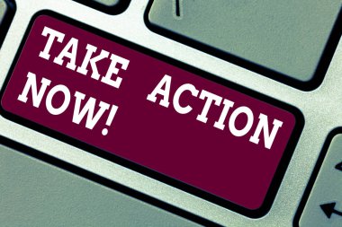 Eylem şimdi al gösterilen not yazma. Birine iyi perforanalysisce teşvik klavye tuşuna basarak tuş takımı fikir bilgisayar ileti oluşturmak için niyet yapıyor başlatmak için teklif vitrine iş fotoğraf.