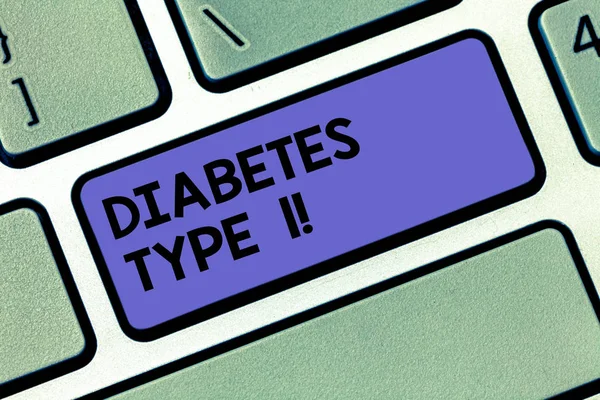 Handgeschreven tekst Diabetes Type 1. Begrip betekenis aandoening waarbij de alvleesklier produceren weinig of geen insuline toets op het toetsenbord te willen maken van computer bericht op idee van het toetsenbord te drukken. — Stockfoto
