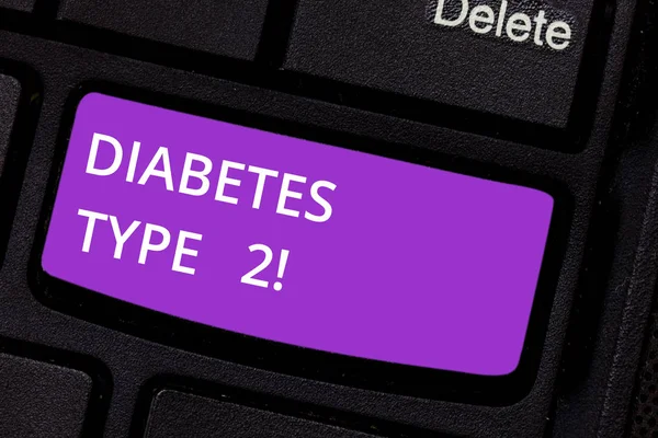 Signo de texto que muestra diabetes tipo 2. Condición de foto conceptual que el cuerpo no utiliza la insulina correctamente Teclado clave Intención de crear mensaje de computadora presionando el teclado idea . — Foto de Stock