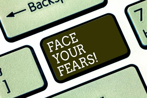 Metin yüz Your Fears yazılı kelime. İş kavramı için cesaretleri cesur korkusuz klavye tuşuna basarak tuş takımı fikir bilgisayar ileti oluşturmak için niyet olması anksiyete üstesinden gelmek için. — Stok fotoğraf