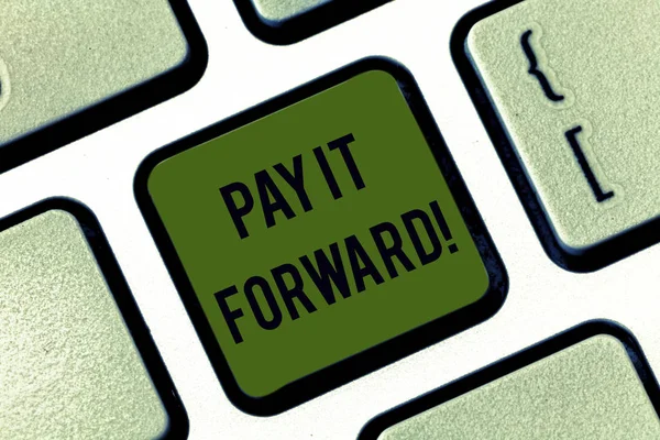 ペイフォワードのテキストの書き込みを単語します。ビジネス コンセプトは支払いキーボード キーのキーパッドのアイデアを押すとコンピューターのメッセージを作成する意図を購入後時間数. — ストック写真