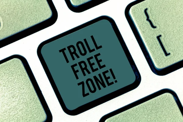 Escribiendo nota que muestra la Zona Libre de Trolls. Muestra de fotos de negocios Red social donde la tolerancia y el buen comportamiento es una política Teclado clave Intención de crear mensaje de computadora presionando la idea del teclado . — Foto de Stock