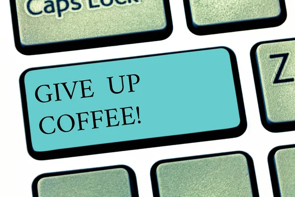 Signo de texto que muestra Give Up Coffee. Foto conceptual Deje de beber bebidas calientes con cafeína dieta saludable Teclado clave Intención de crear mensaje de computadora presionando el teclado idea . — Foto de Stock