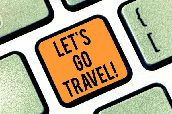 Sinal de texto mostrando Let S Is Go Travel. Foto conceitual Planeje uma viagem visite novos lugares países cidades aventura Teclado chave Intenção de criar mensagem de computador pressionando ideia teclado . — Fotografia de Stock