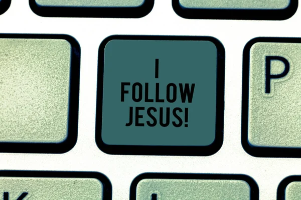 私に従うイエス キリストを示すテキスト記号 信仰神霊性キーボードのキーのキーパッドのアイデアを押すとコンピューターのメッセージを作成する意図のための愛の多くの宗教を示す概念の写真 — ストック写真