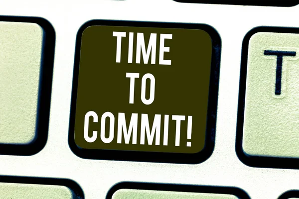 Zeit, um sich zu verpflichten. Konzept bedeutet Engagement oder Verpflichtung, die die Handlungsfreiheit einschränkt Tastaturtastatur Absicht, Computer-Nachricht drücken Tastatur Idee zu erstellen. — Stockfoto