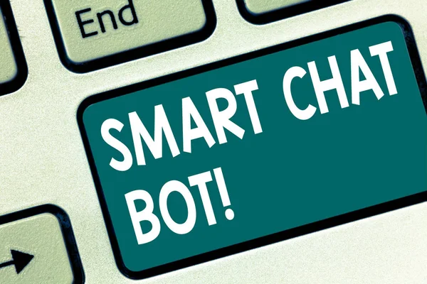 Escritura a mano de texto Smart Chat Bot. Concepto significado Inteligencia artificial chatear con máquinas robots Teclado clave Intención de crear mensaje de computadora presionando el teclado idea . —  Fotos de Stock