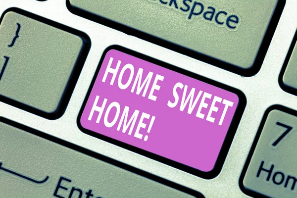 Semn text care arată Home Sweet Home. Fotografie conceptuală În casă în cele din urmă Senzație confortabilă Relaxat Timp de familie Tastatură tastă Intenție pentru a crea un mesaj de calculator apăsând ideea tastaturii . — Fotografie, imagine de stoc